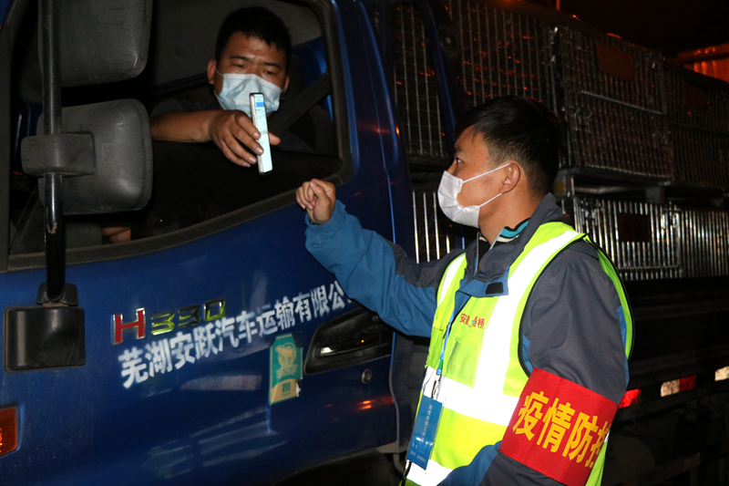新一輪疫情發(fā)生后，安徽路橋迅速行動(dòng)，組織全體職工和勞務(wù)工人進(jìn)行全員核算檢測(cè)，筑牢疫情防控第一道防線。此外，還積極投身屬地疫情防控，踐行國(guó)企擔(dān)當(dāng)。