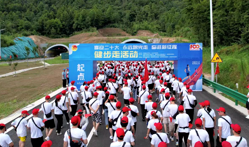 池州市團(tuán)委“喜迎二十大、奮進(jìn)新征程、永遠(yuǎn)跟黨走”健步走活動(dòng)在公司G318項(xiàng)目舉行6