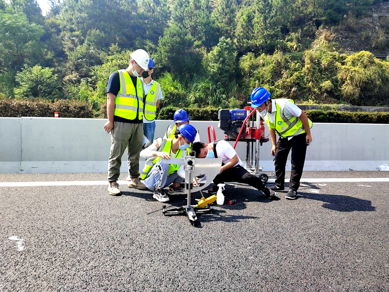 吉康改擴建C1標率先完成全線首段主線路基、路面分段交工驗收 (1)